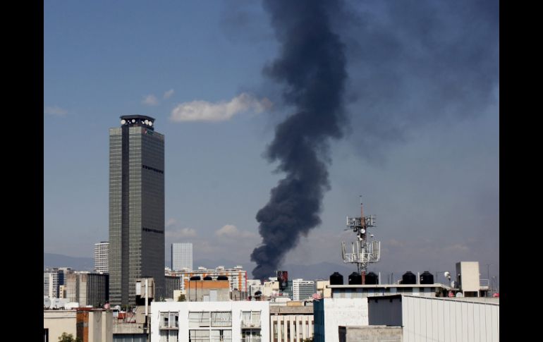 Elementos del Heroico Cuerpo de Bomberos lograron ingresar al interior de la cervecera para sofocar las llamas. NTX / A. Romero