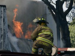 Bomberos y ambulancias acudieron a atender la emergencia. AFP / A. Estrella