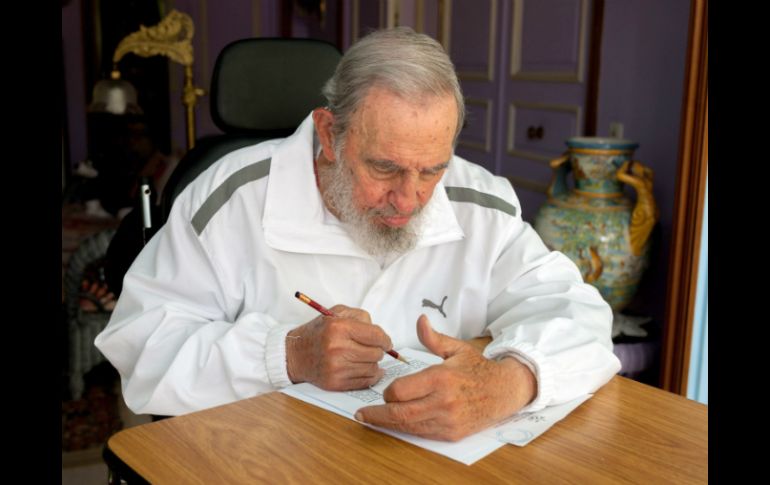 Fidel Castro fue visitado por un integrante de la mesa electoral, quien llevó y transportó la boleta. EFE / Cubdebate