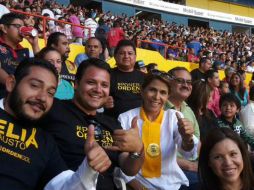 Fausto acudió este domingo al Estadio Jalisco a ver a los Leones Negros. TWITTER / @CeliaFausto