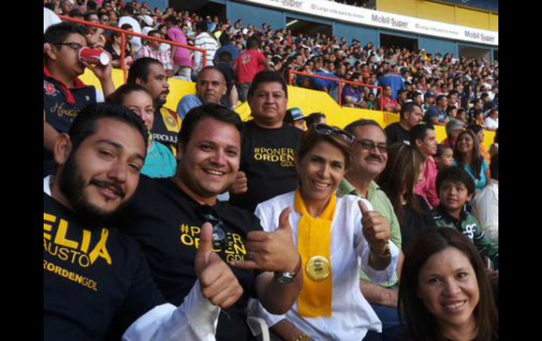 Fausto acudió este domingo al Estadio Jalisco a ver a los Leones Negros. TWITTER / @CeliaFausto