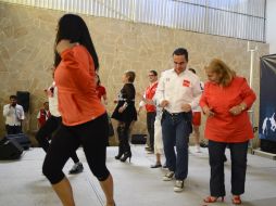 Rizo participó en un baile con adultos mayores provenientes de diferentes colonias del municipio. ESPECIAL / Salvador Rizo