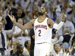 Irving brilló en su primera actuación en un juego de playoffs como profesional, siendo el pilar de la victoria de los Cavaliers. AP / M. Duncan