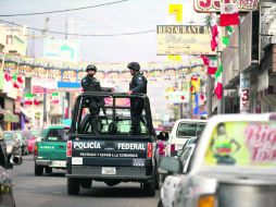 Federales patrullan el Centro de Apatzingán un día después de la balacera. AP / ARCHIVO