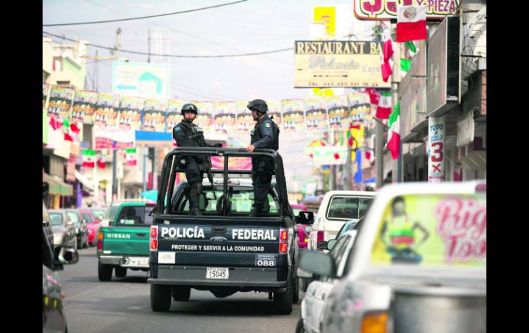 Federales patrullan el Centro de Apatzingán un día después de la balacera. AP / ARCHIVO