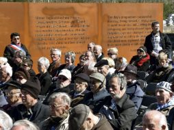 Antiguos presos y familiares asisten a la ceremonia de inauguración del monumento. EFE / B. Settniik