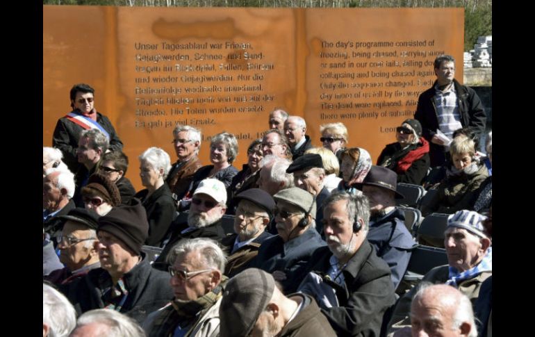 Antiguos presos y familiares asisten a la ceremonia de inauguración del monumento. EFE / B. Settniik