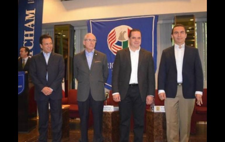 Los cuatro candidatos se reúnen en la American Chamber of Commerce y presentan sus propuestas. TWITTER / @gmartinezmora