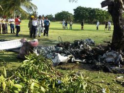 Testigos declararon que al parecer el piloto intentó aterrizar en el campo de golf, pero los árboles no le permitieron hacerlo. EFE /