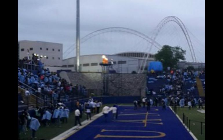 Se inició con un recorrido por las instalaciones de la UANL con la antorcha y se encendió el pebetero instalado. TWITTER / @UniversiadaMX