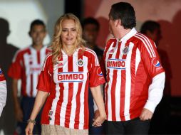 'Chivas de corazón'. Angélica Fuentes y Jorge Vergara, en la presentación del uniforme de Chivas en 2011. MEXSPORT / R. Ruiz