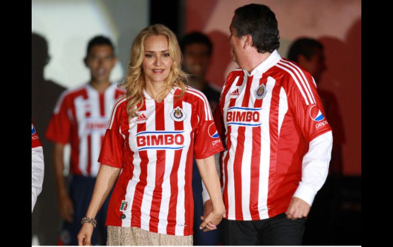 'Chivas de corazón'. Angélica Fuentes y Jorge Vergara, en la presentación del uniforme de Chivas en 2011. MEXSPORT / R. Ruiz