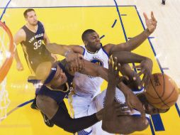 Los 'Guerreros' Draymond Green y Festus Ezel disputan el balón con Dante Cunningham, de Nueva Orleans. EFE / K. Terada