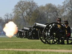 La real unidad de artillería montada disparan 41 salvas en Hyde Park para celebrar el cumpleaños 89 de la reina Isabel II. AFP / A. Rain