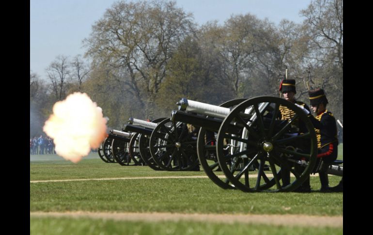 La real unidad de artillería montada disparan 41 salvas en Hyde Park para celebrar el cumpleaños 89 de la reina Isabel II. AFP / A. Rain