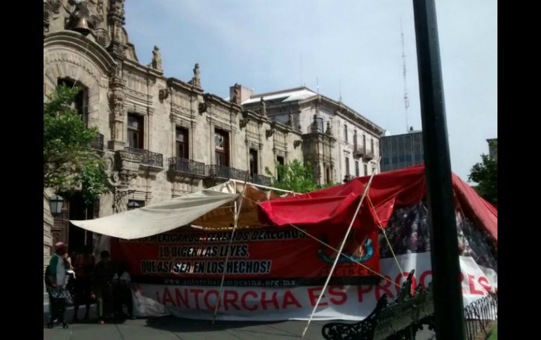 Varias personas se reúnen frente al Palacio de Gobierno esperando que las autoridades les ofrezcan una solución. EL INFORMADOR / A. Muñoz