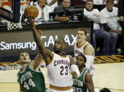 LeBron James encabezó el ataque de los Cavalier de Cleveland al aportar 30 puntos en el encuentro de ayer por la noche. EFE / D. Maxwell