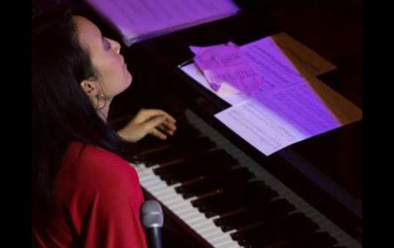 La pianista se prepara para compartir un viaje musical en el Teatro Vivian Blumenthal. FACEBOOK / HelenSungMusic2