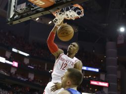 Howard marca 2 de los 28 puntos que logró en el juego, el pívot de Houston también consiguió 12 rebotes, dos asistencias y dos tapones. AP / D. Phillip