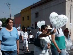 Madres de familia, estudiantes, personas de la tercera edad y familiares de las víctimas participan en la procesión. EL INFORMADOR /