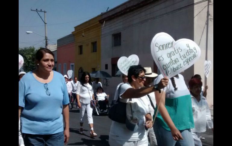 Madres de familia, estudiantes, personas de la tercera edad y familiares de las víctimas participan en la procesión. EL INFORMADOR /