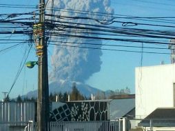 El volcán Calbuco levantó una columna de ceniza de unos 20 kilómetros de altura. TWITTER / @reddeemergencia