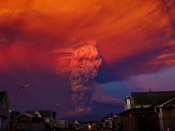 El Calbuco emitió a las 17:50 horas locales (20:50 GMT) una columna de ceniza de proporciones que alarmó a los lugareños. EFE / A. Brecas