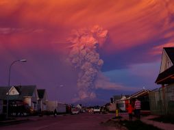 El Calbuco hizo erupción con la emisión de una columna de ceniza de 17 kilómetros de altura que se desplazó hacia Argentina. EFE / A. Brecas