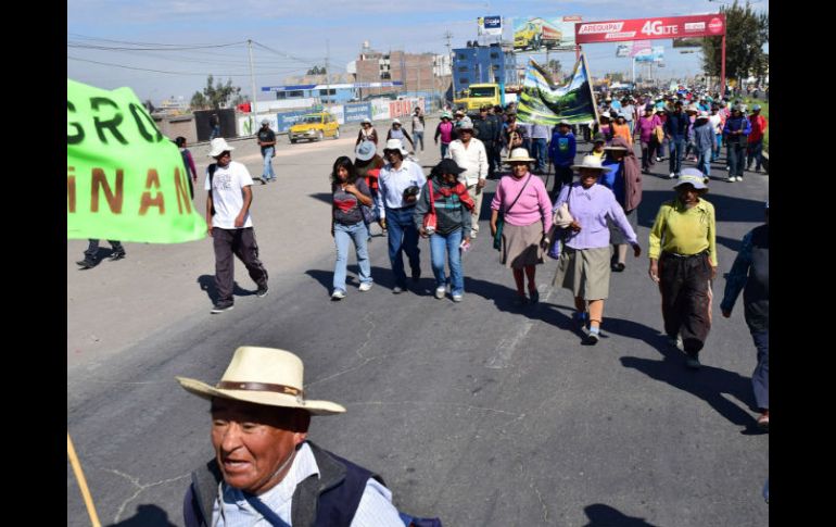 Más de 500 personas protestaron en apoyo a los agricultores que se verían afectados por el proyecto. EFE / G. Alfaro