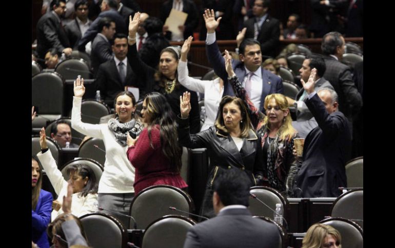 El dictamen se deriva de la iniciativa del Presidente, y permitirá otorgar permisos a agentes extranjeros para que porten armas. SUN / ARCHIVO