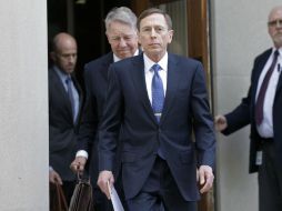 Petraeus reconoce haber dado ocho libros con registros confidenciales a su amante y biógrafa. AP / C. Burton