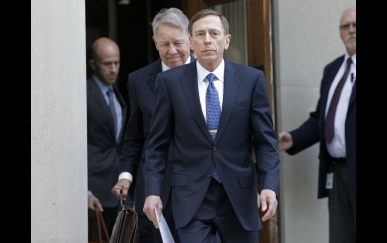 Petraeus reconoce haber dado ocho libros con registros confidenciales a su amante y biógrafa. AP / C. Burton