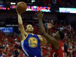 Stephen Curry (izquierda) anotó 40 puntos, incluyendo un triple en los últimos segundos del tiempo regular. AFP / S. Revere