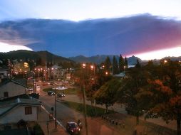 Imagen de la nube de ceniza tomada desde un barrio de Bariloche, en la provinica argentina de Rio Negro. AFP / SECRETARIA DE MEDIOS RIO NEGRO - Daniel Ortiz