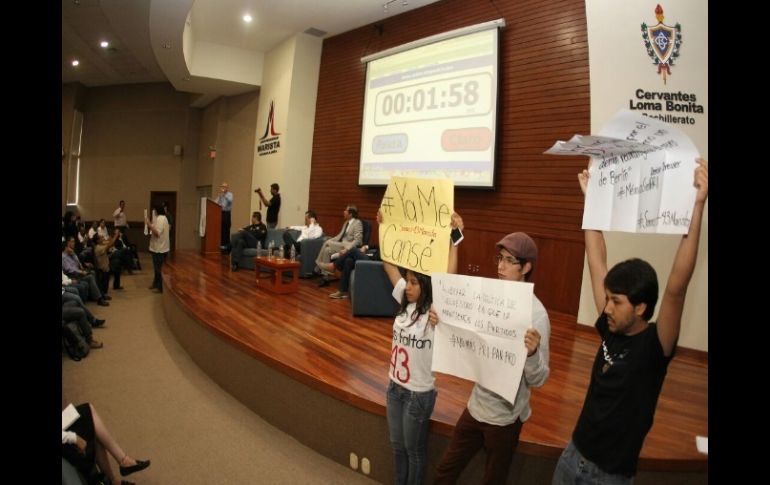 Algunos estudiantes mostraron pancartas de inconformidad con los candidatos. EL INFORMADOR / A. Hinojosa