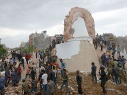 Voluntarios ayudan en los trabajos de búsqueda y rescate de víctimas en los edicios destruidos. AFP / P. Mathema