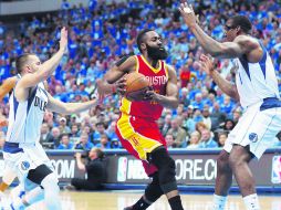 American Airlines Center. James Harden (izquierda) lideró el ataque de los Rockets al despacharse con 42 puntos. EFE / M. Stone