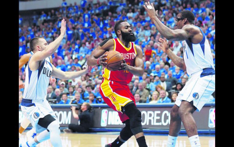 American Airlines Center. James Harden (izquierda) lideró el ataque de los Rockets al despacharse con 42 puntos. EFE / M. Stone