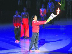 La medallista olímpica, Mariana Avitia, fue la encargada de encender el pebetero de la Olimpiada Nacional 2015 en Monterrey. ESPECIAL / CONADE