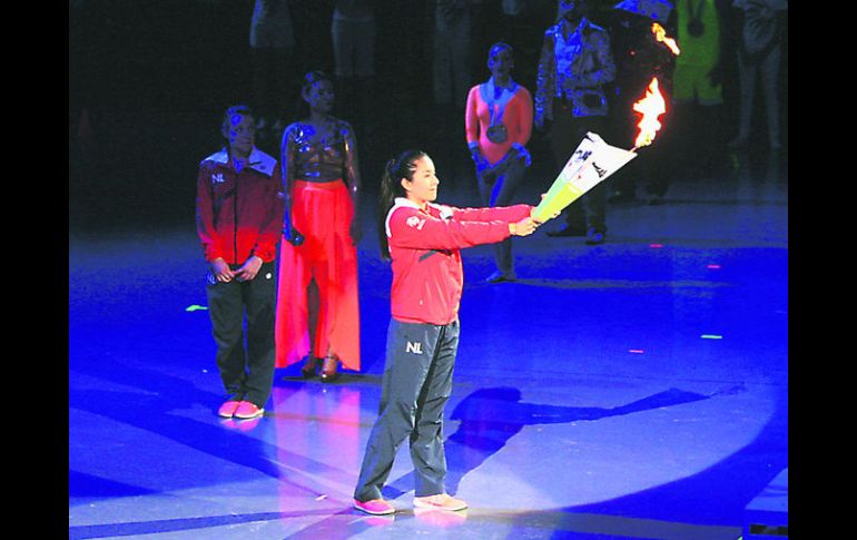 La medallista olímpica, Mariana Avitia, fue la encargada de encender el pebetero de la Olimpiada Nacional 2015 en Monterrey. ESPECIAL / CONADE