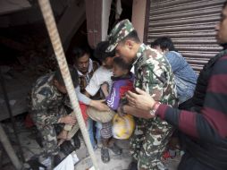 La oficina de asistencia de desastres en el exterior envía grupo de socorristas a la zona de desastre para apoyar a los afectados. AP / N. Shrestha