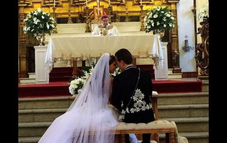 La pareja contrajo matrimonio en la catedral de San Cristóbal de las Casas, Chiapas INSTAGRAM / @anahiofficial