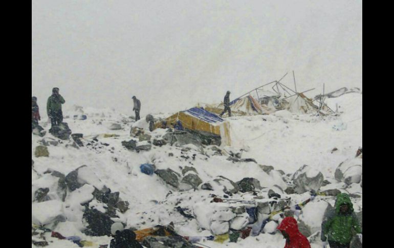 Se cree que mucha gente pudo quedar sepultada mientras estaban en sus tiendas de campaña, en el campamento base en el Everest. AP /  A. Afif