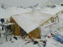 El alud enterró parte del campamento base del Everest, donde el Ministerio de Turismo de Nepal estima que había mil escaladores. AP / A. Afif