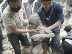 Milagro. Un hombre fue rescatado con vida después de quedar completamente enterrado por los escombros de un edificio. EFE / N. Shrestha