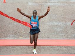 Eliud Kipchoge fue el primero de los 38 mil corredores inscritos, en llegar a la meta. EFE / F. Arrizabalaga