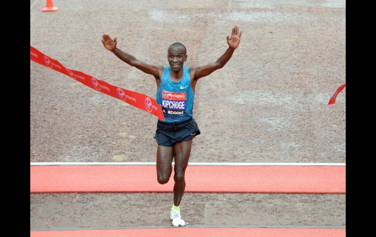 Eliud Kipchoge fue el primero de los 38 mil corredores inscritos, en llegar a la meta. EFE / F. Arrizabalaga