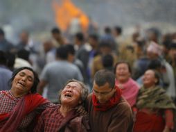 Víctimas del terremoto en Nepal lloran por sus familiares desaparecidos muertos. AP / N. Shrestha