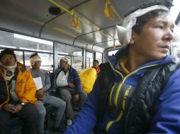 Los guías sherpa se sientan en un camión después de haber sido evacuados del Monte Everest donde se encontraba el campamento base. AP / B. Rai