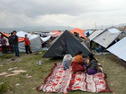 Gente nepelí monta campamento para pasar la noche al aire libre. AFP / P. Singh